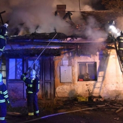 Zasah HZS Karlovarskeho kraje Chodov u Becova pozar rodinneho domu