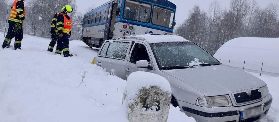 Na přejezdu v Božičanech se srazilo osobní auto s vlakem