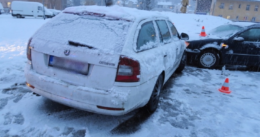 Sníh v kraji zkomplikoval dopravu. Přes dvě desítky dopravních nehod a uvízlé kamiony