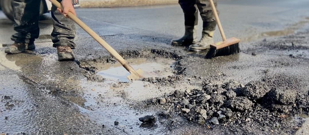 V Karlových Varech začala oprava poničených komunikací