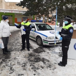 Městská policie v Sokolově už distribuovala tisíce roušek