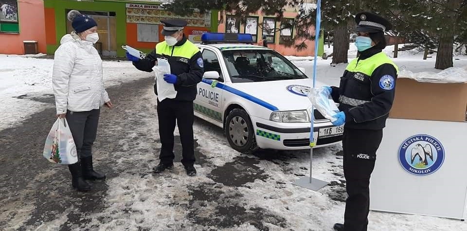 Městská policie v Sokolově už distribuovala tisíce roušek