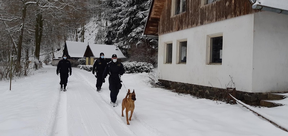 Kontroly chatových oblastí. Policisty doprovodil policejní psovod se služebním psem