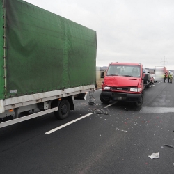 Nedodržel bezpečnou vzdálenost a zezadu narazil do nákladního automobilu