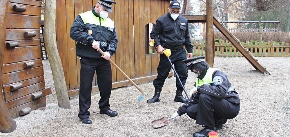 Sokolovští strážníci začali s jarním úklidem dětských hřišť