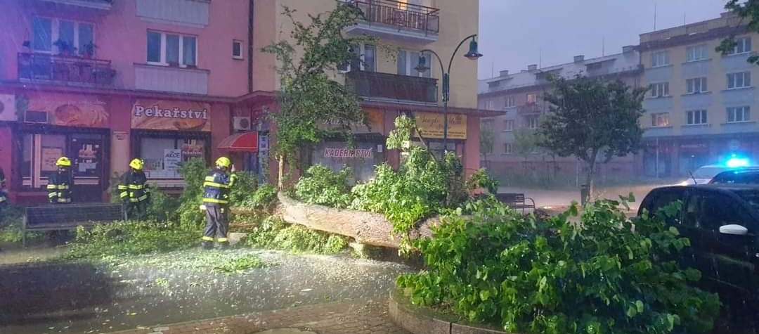 Silná bouřka lámala stromy a hasiči vyjížděli k desítkám případů