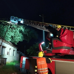 Krátká, ale silná bouřka zaměstnala v úterý večer hasiče ze 36 jednotek