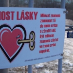 Na mostě lásky v Sokolově došlo k odstranění zámků ze zábradlí, Sokolovský Most lásky dostal nový kabát