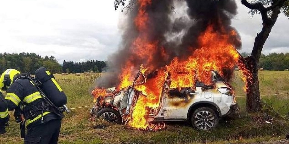 Při dopravní nehodě začal automobil hořet
