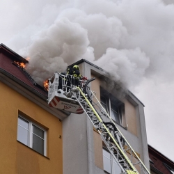 V Karlových Varech vyhořel podkrovní byt