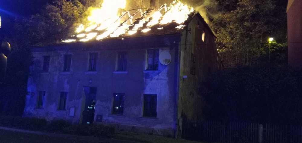 V Lokti na Sokolovsku zcela shořela střecha domu