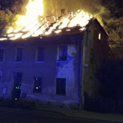 V Lokti na Sokolovsku zcela shořela střecha domu