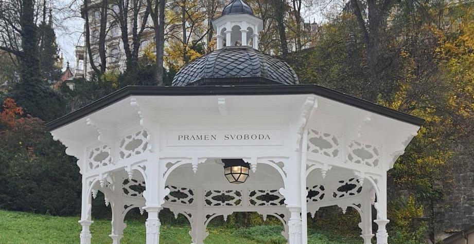 Karlovy Vary - Pramen Svoboda má opravený altán a je opět dostupný bez omezení.