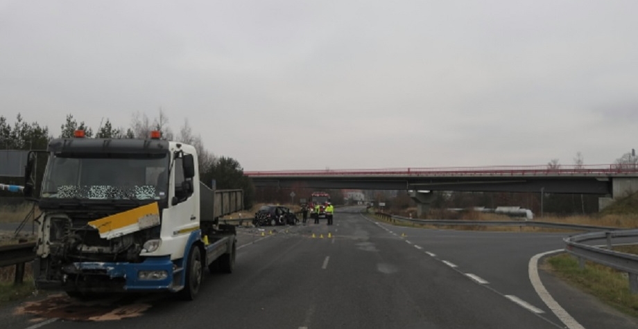 Vážná dopravní nehoda mezi nákladním a osobním vozidlem