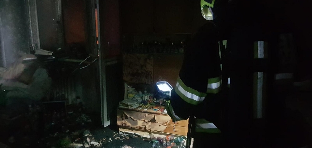 V Chodově hořel byt v paneláku, dvě osoby zraněné