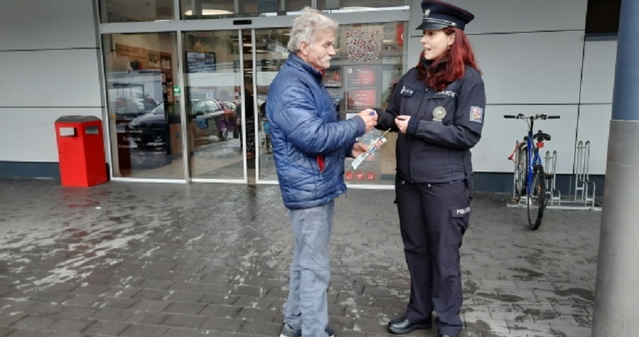 Policejní preventisté navštívili seniory u obchodních center