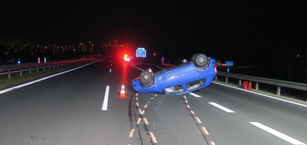 Dopravní nehoda u Sokolova. Vozidlo skončilo na střeše
