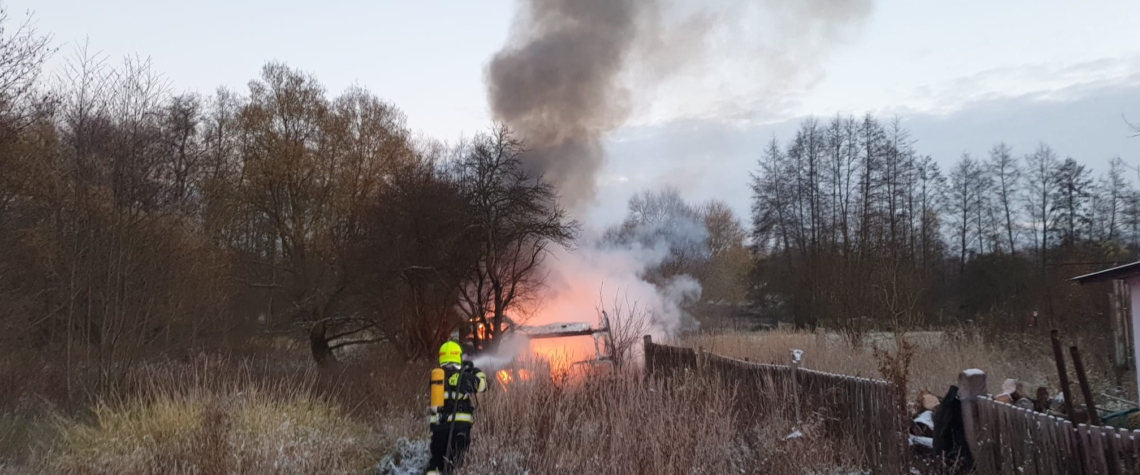 OBRAZEM: Požár obytného karavanu u Hájku na Karlovarsku