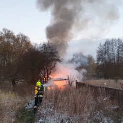 OBRAZEM: Požár obytného karavanu u Hájku na Karlovarsku