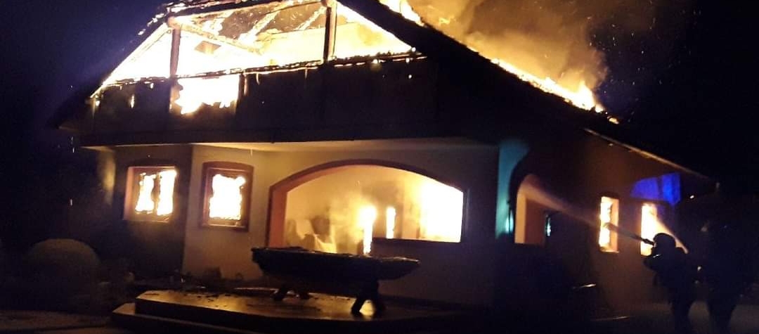 Požár zničil rekreační chatu v obci Okrouhlá
