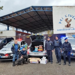 Policisté dodrželi tradici, opět navštívili psí útulek