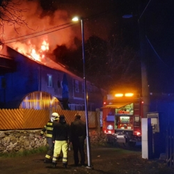 Požár pohltil střechu domu v Andělské Hoře