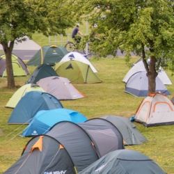 Ubytování ve stanovém městečku využily na festivalu už stovky lidí, MFFKV, KVIFF, Zprávy Karlovarsko