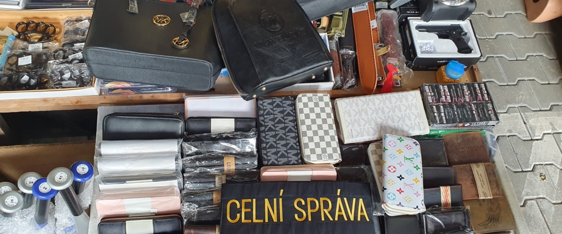 Karlovarští celníci zajistili na tržnici u Chebu zboží za 27 milionů korun, krimi zprávy