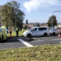 Sanitka skončila po nehodě v Ostrově převrácená na boku