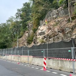 V Mariánskolázeňské ulici odstraňují uvolněné skalní bloky, Karlovy Vary, Zprávy Karlovarsko