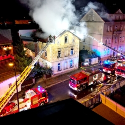 V Mariánských Lázních vyhořel rodinný dům. Při zásahu objevili hasiči ohořelé tělo