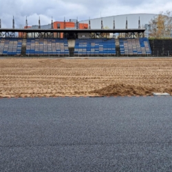 Hrubá stavba plochy na stadionu v Tuhnicích je hotová