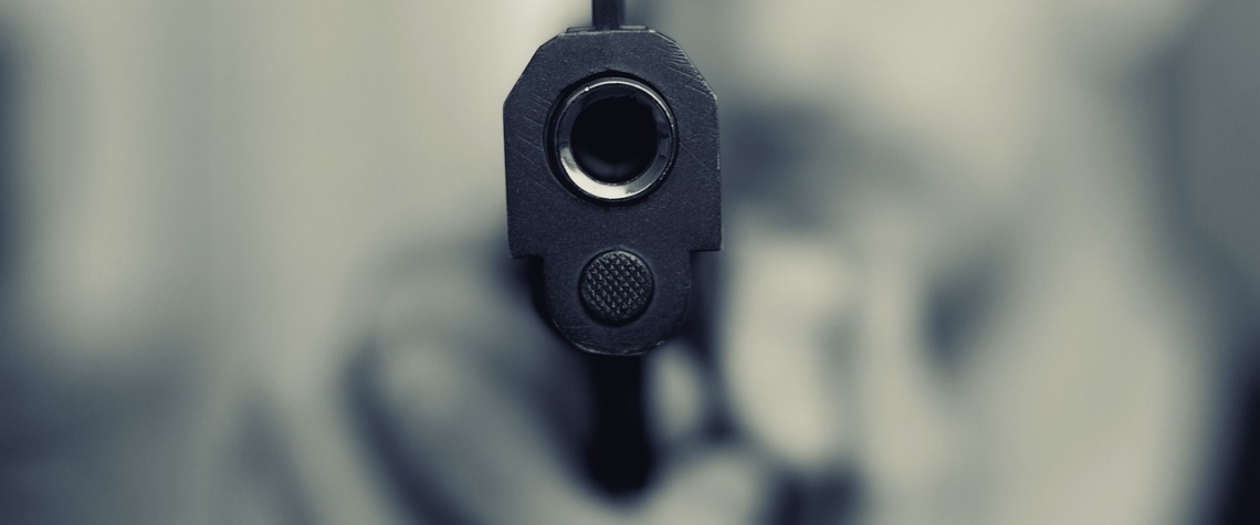 Případy vyhrožování střelbou v Karlovarském kraji, Mladík zveřejnil fotku zbraně s výhrůžkou. U fotky měl zkratku sokolovské střední školy