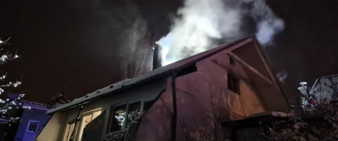 Požáru komína rodinného domu v Karlových Varech