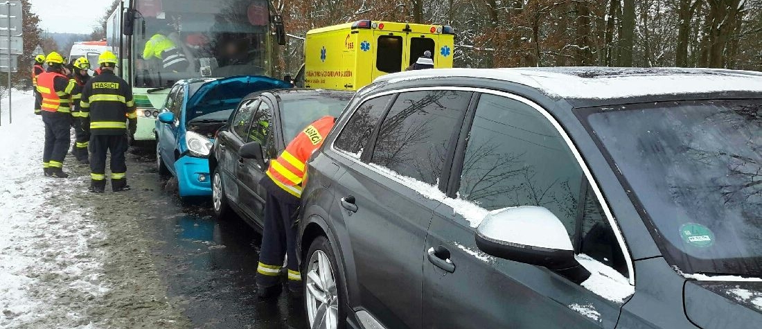 Dopravní nehoda autobusu, dodávky a 3 osobních automobilů