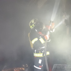 Pět jednotek hasičů zasahovalo u požáru domu ve Velichově