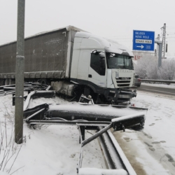 Nehoda nákladního automobilu v Karlových Varech uzavřela silnici na Prahu