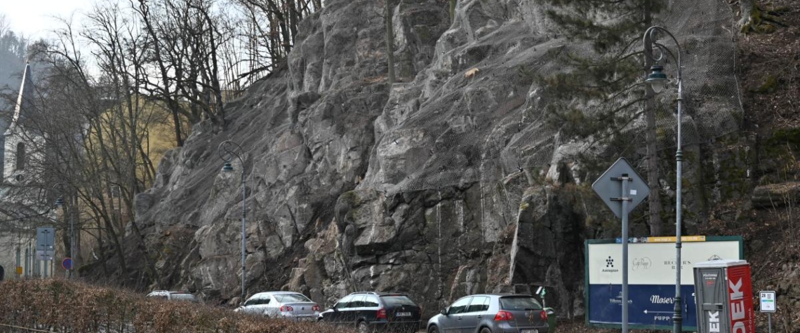 Skalní masiv v Mariánskolázeňské ulici pokryla síť. V místě je opět možné parkovat