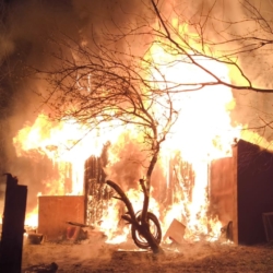 OBRAZEM: Hasiči zasahovali u požáru chaty v Ostrově