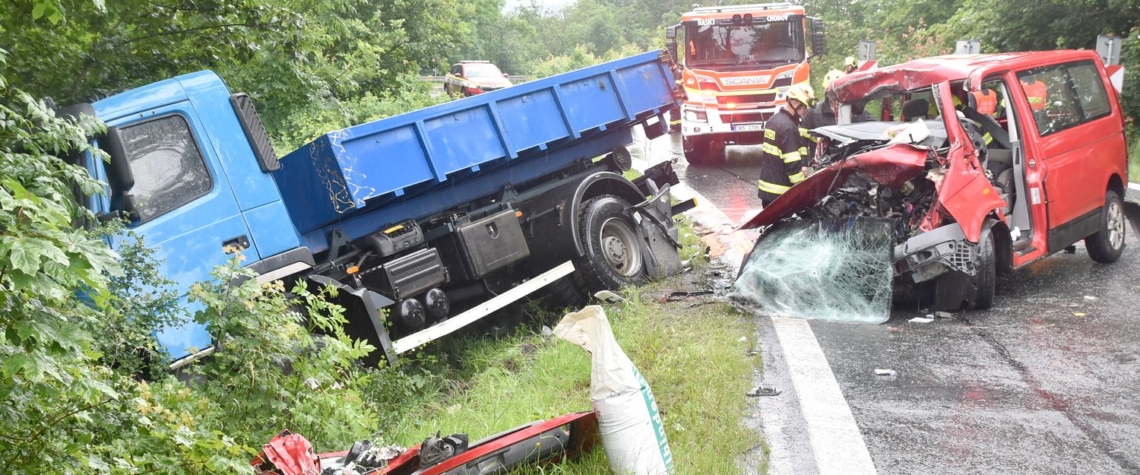 Vážná dopravní nehoda na silnici z Karlových Varů na Počerny