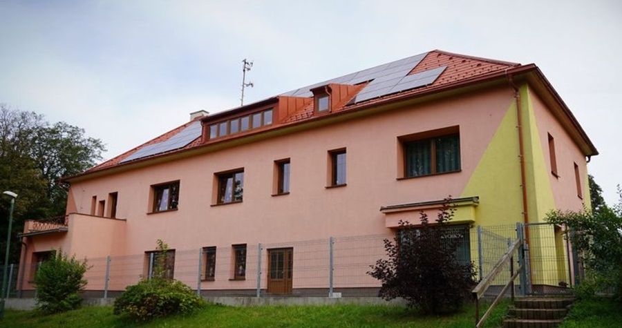 Školka v Dolním Rychnově má novou fotovoltaickou elektrárnu