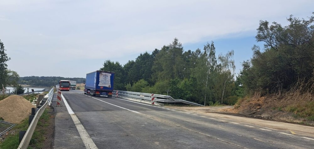 Most u vodní nádrže Jesenice je opět průjezdný