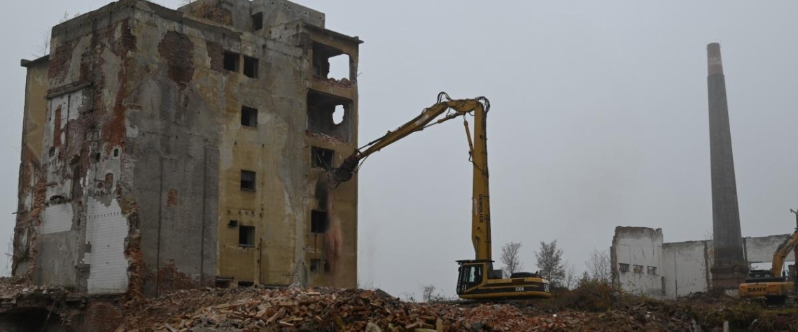 V Karlových Varech pokračuje bourání pivovaru