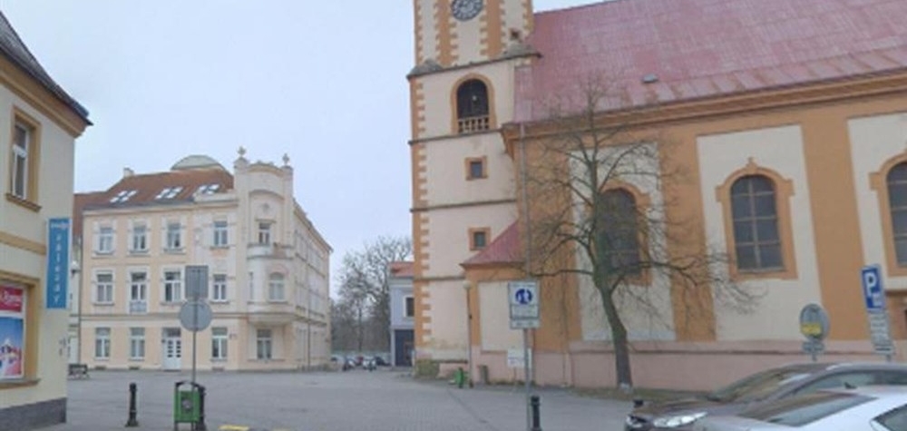 Řidiči porušují zákaz vjezdu na Staré náměstí v Sokolově, město zavede razantní opatření