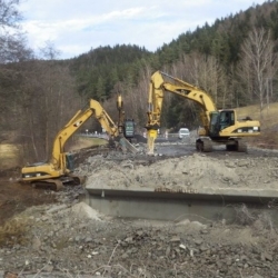 Na silnici mezi obcemi Cihelny a Kfely probíhá demolice mostu přes řeku Teplá.