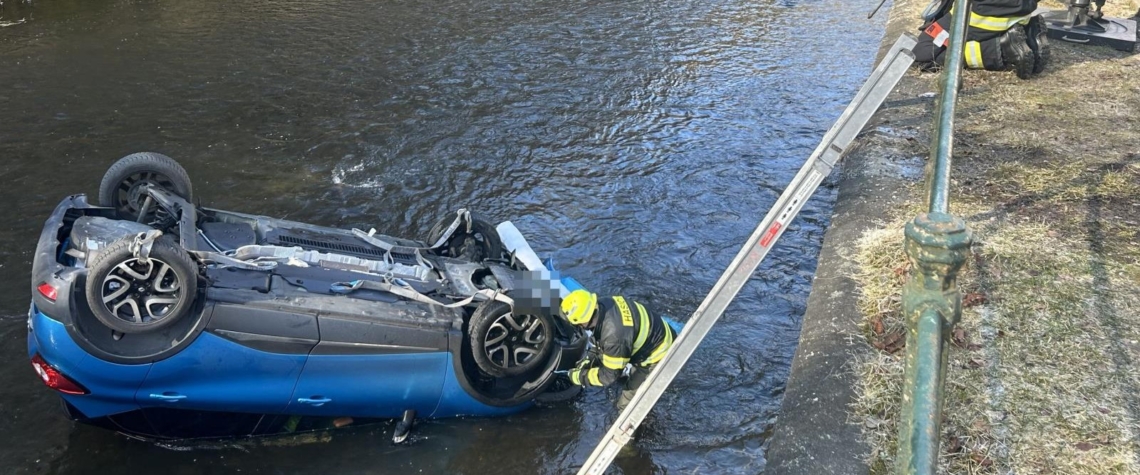 Osobní automobil skončil v řece