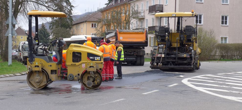 V Karlových Varech začínají opravy povrchů komunikací