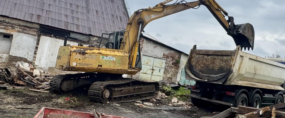 V Ostrově začala demolice garáží u horního Penny