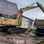 V Ostrově začala demolice garáží u horního Penny