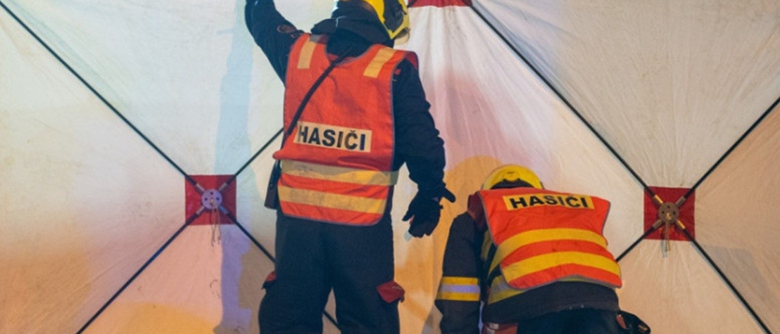 Řidič dostal smyk a naboural do stromu. Na místě zemřel